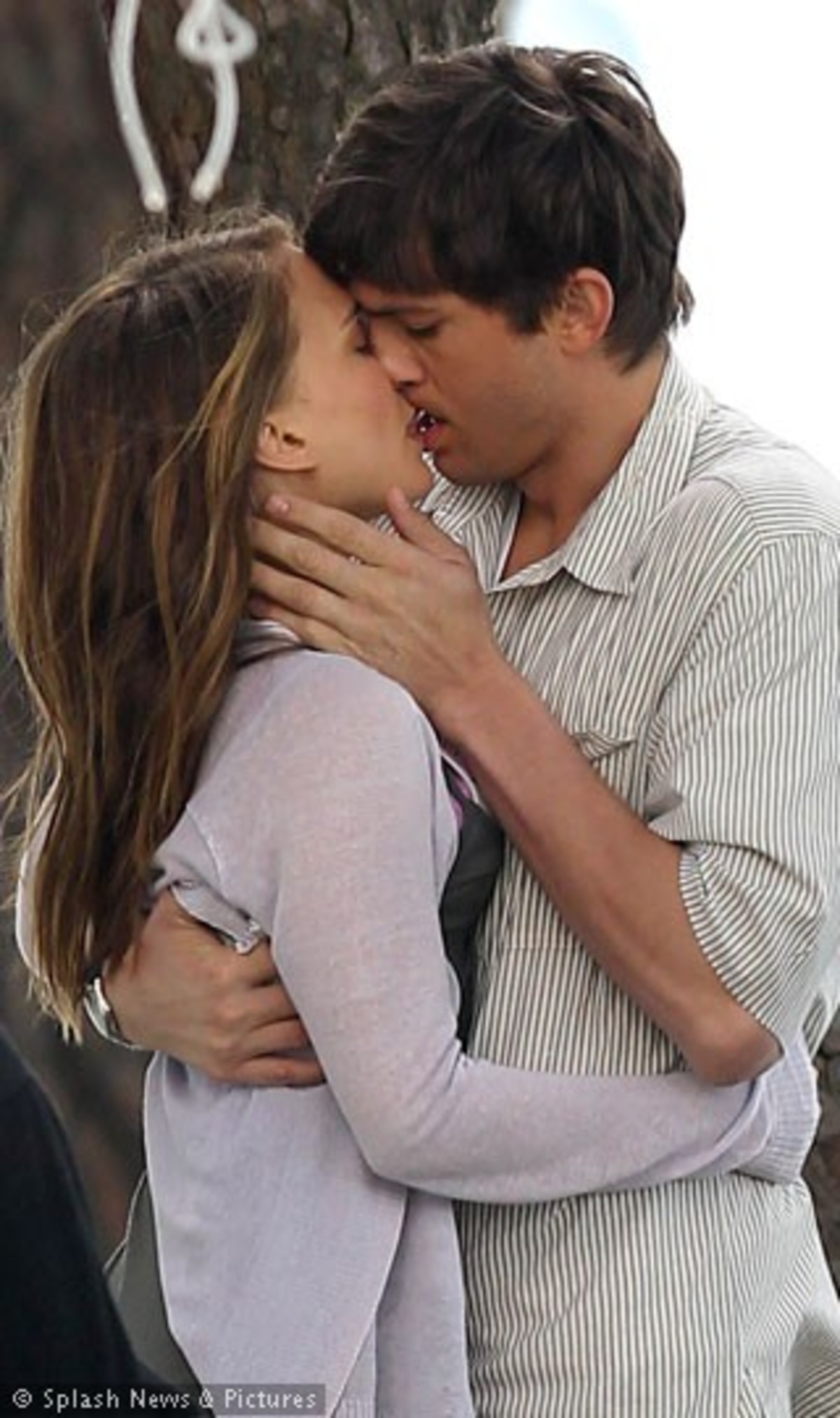 Με ποια φιλιέται ο Ashton Kutcher; | Newsit.gr Με ποια φιλιέται ο Ashton Kutcher; | Newsit.gr