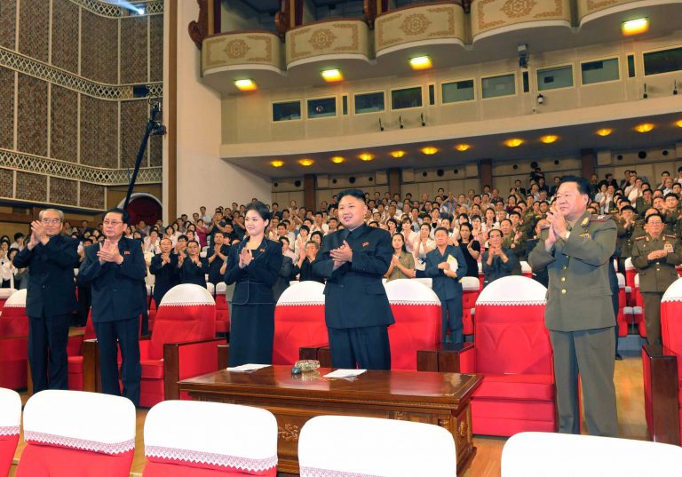 Η μυστηριώδης γυναίκα στο πλευρό του Κιμ Γιονγκ-ουν | Newsit.gr Η μυστηριώδης γυναίκα στο πλευρό του Κιμ Γιονγκ-ουν | Newsit.gr