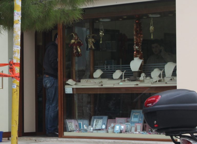 Άδειασαν κοσμηματοπωλείο τα ξημερώματα | Newsit.gr Άδειασαν κοσμηματοπωλείο τα ξημερώματα | Newsit.gr