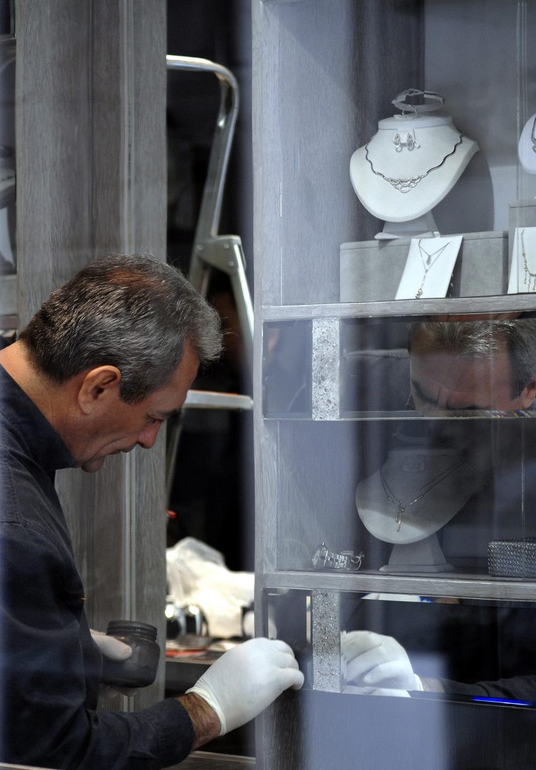 Γρεβενά: Ριφιφί σε κοσμηματοπωλείο! | Newsit.gr Γρεβενά: Ριφιφί σε κοσμηματοπωλείο! | Newsit.gr