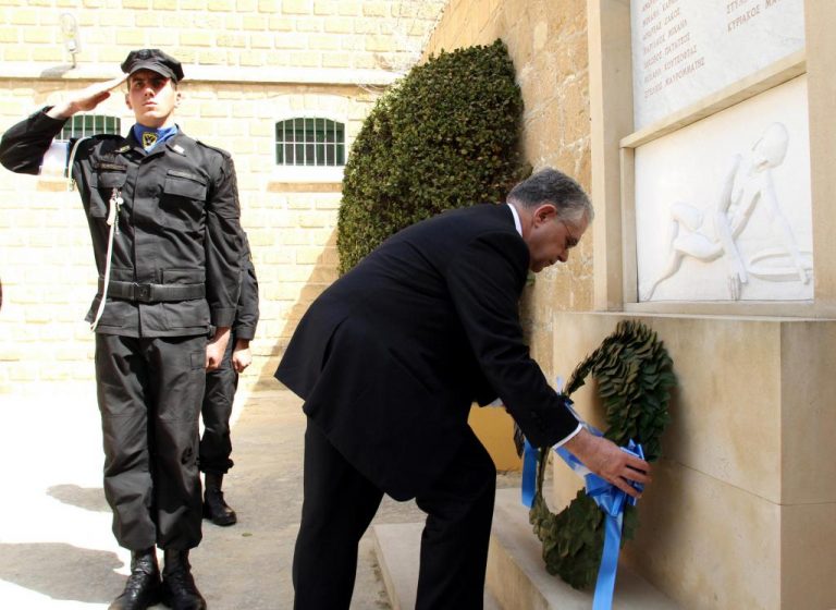 Συγκίνηση από τον πρωθυπουργό στον Τύμβο της Μακεδονίτισσας και στα “Φυλακισμένα Μνήματα” | Newsit.gr Συγκίνηση από τον πρωθυπουργό στον Τύμβο της Μακεδονίτισσας και στα “Φυλακισμένα Μνήματα” | Newsit.gr