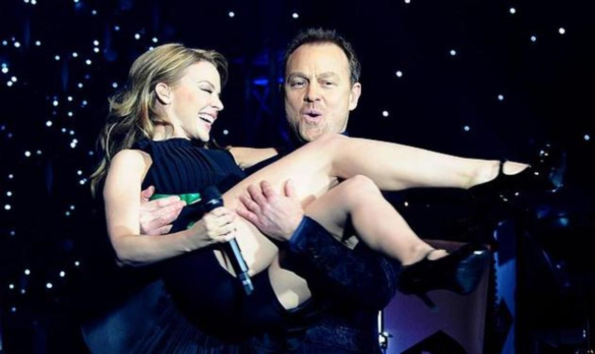 Κylie Minogue: 23 χρόνια μετά συναντά στη σκηνή τον Jason Donovan! Βίντεο | Newsit.gr Κylie Minogue: 23 χρόνια μετά συναντά στη σκηνή τον Jason Donovan! Βίντεο | Newsit.gr