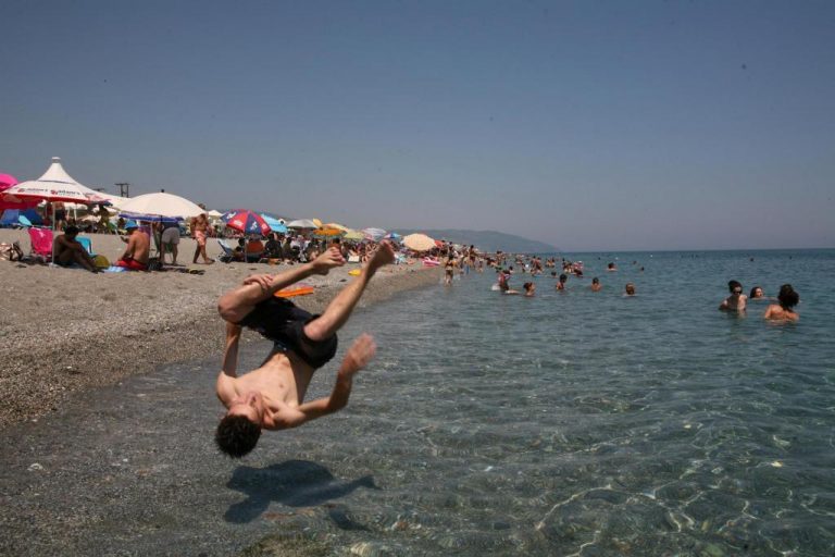 Λάρισα: Αναζητώντας δροσιά στους 42 βαθμούς Κελσίου – ΦΩΤΟ | Newsit.gr Λάρισα: Αναζητώντας δροσιά στους 42 βαθμούς Κελσίου – ΦΩΤΟ | Newsit.gr