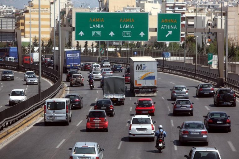 Φόρτωσε το κλεμμένο αυτοκίνητο στο φορτηγό και… έκανε «βόλτα» στην Αθηνών – Λαμίας | Newsit.gr Φόρτωσε το κλεμμένο αυτοκίνητο στο φορτηγό και… έκανε «βόλτα» στην Αθηνών – Λαμίας | Newsit.gr
