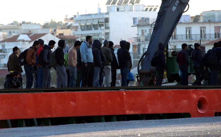 Σκάφος με λαθρομετανάστες προσάραξε στο Αγκίστρι | Newsit.gr Σκάφος με λαθρομετανάστες προσάραξε στο Αγκίστρι | Newsit.gr