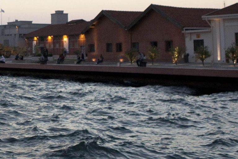 Θεσσαλονίκη: Αστυνομικοί έπεσαν στη θάλασσα και έσωσαν 23χρονη | Newsit.gr Θεσσαλονίκη: Αστυνομικοί έπεσαν στη θάλασσα και έσωσαν 23χρονη | Newsit.gr