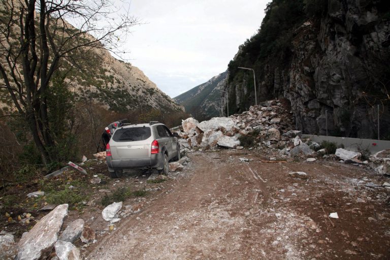 Αχαϊα: Τραυματίστηκε οδηγός από κατολίσθηση – Κλειστή η παλιά Ε.Ο. Πατρών-Κορίνθου! | Newsit.gr Αχαϊα: Τραυματίστηκε οδηγός από κατολίσθηση – Κλειστή η παλιά Ε.Ο. Πατρών-Κορίνθου! | Newsit.gr
