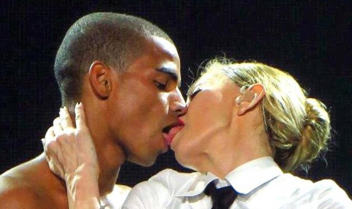 Madonna: Προκαλεί (ξανά) με τα καυτά φιλιά στον 25χρονο εραστή της στη σκηνή! | Newsit.gr Madonna: Προκαλεί (ξανά) με τα καυτά φιλιά στον 25χρονο εραστή της στη σκηνή! | Newsit.gr