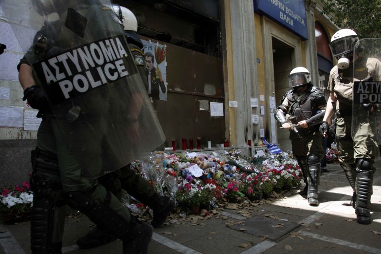 Οι αντιεξουσιαστές “έδειξαν” τους δολοφόνους των εργαζόμενων της Marfin | Newsit.gr Οι αντιεξουσιαστές “έδειξαν” τους δολοφόνους των εργαζόμενων της Marfin | Newsit.gr