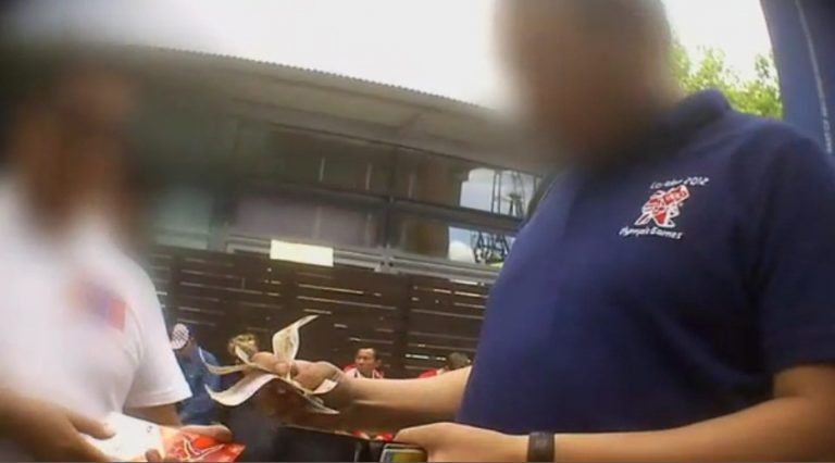 Μέλος Ολυμπιακής επιτροπής πουλά εισιτήρια στη “μαύρη αγορά” (VIDEO) | Newsit.gr Μέλος Ολυμπιακής επιτροπής πουλά εισιτήρια στη “μαύρη αγορά” (VIDEO) | Newsit.gr