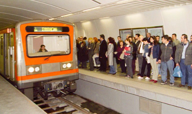 Τους έπιασαν να κλέβουν μέσα στο μετρό | Newsit.gr Τους έπιασαν να κλέβουν μέσα στο μετρό | Newsit.gr