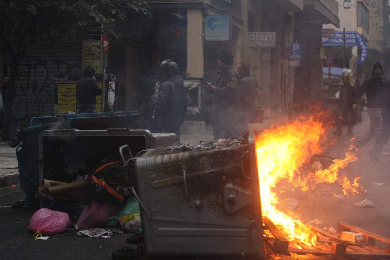 Επίθεση με μολότοφ και πέτρες σε οπαδούς της ΑΕΚ στα Ιλίσια! | Newsit.gr Επίθεση με μολότοφ και πέτρες σε οπαδούς της ΑΕΚ στα Ιλίσια! | Newsit.gr