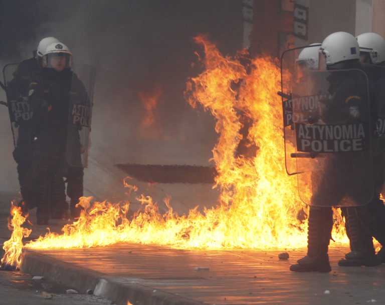 Μολότοφ και πέτρες εναντίον των ΜΑΤ στα Εξάρχεια | Newsit.gr Μολότοφ και πέτρες εναντίον των ΜΑΤ στα Εξάρχεια | Newsit.gr