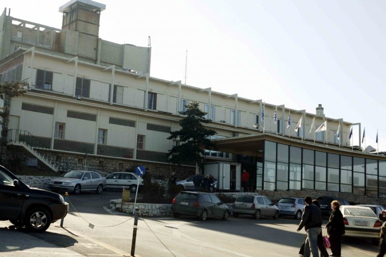 Κατεδαφίζεται το ιστορικό Μον Παρνές | Newsit.gr Κατεδαφίζεται το ιστορικό Μον Παρνές | Newsit.gr