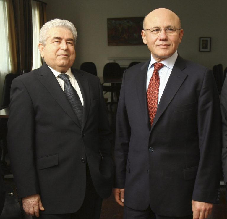 Εντατικές συνομιλίες για το κυπριακό με…ασθενοφόρο! | Newsit.gr Εντατικές συνομιλίες για το κυπριακό με…ασθενοφόρο! | Newsit.gr
