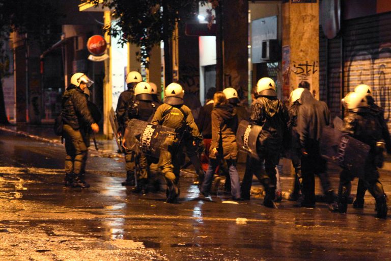 Πόλεμος στα Εξάρχεια τη νύχτα – Επιθέσεις σε διμοιρία των ΜΑΤ! | Newsit.gr Πόλεμος στα Εξάρχεια τη νύχτα – Επιθέσεις σε διμοιρία των ΜΑΤ! | Newsit.gr