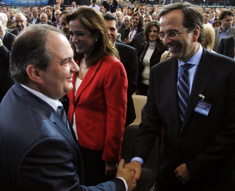 Η Ντόρα “φωνάζει” στον Καραμανλή για να… ακούει ο Σαμαράς | Newsit.gr Η Ντόρα “φωνάζει” στον Καραμανλή για να… ακούει ο Σαμαράς | Newsit.gr