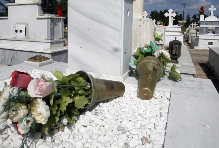 Μαγνησία: Κλέφτες «ξήλωσαν» τα καντήλια απ’ τους τάφους | Newsit.gr Μαγνησία: Κλέφτες «ξήλωσαν» τα καντήλια απ’ τους τάφους | Newsit.gr
