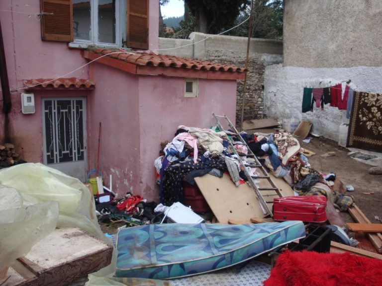 Ξάνθη: Η νεροποντή τους κατέστρεψε το σπίτι – Κοιμούνται στο πάτωμα! ΒΙΝΤΕΟ | Newsit.gr Ξάνθη: Η νεροποντή τους κατέστρεψε το σπίτι – Κοιμούνται στο πάτωμα! ΒΙΝΤΕΟ | Newsit.gr