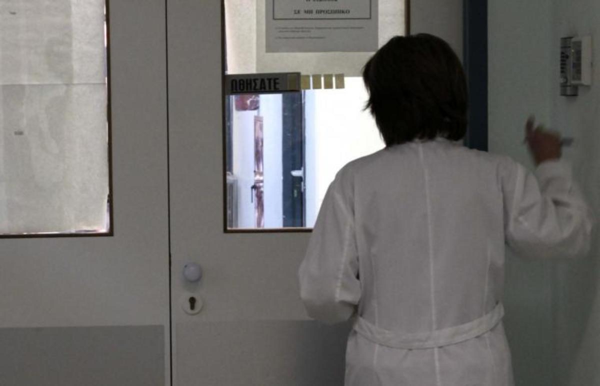 Κρήτη: Χειροπέδες σε δύο Βουλγάρες που έκαναν τις νοσοκόμες | Newsit.gr Κρήτη: Χειροπέδες σε δύο Βουλγάρες που έκαναν τις νοσοκόμες | Newsit.gr