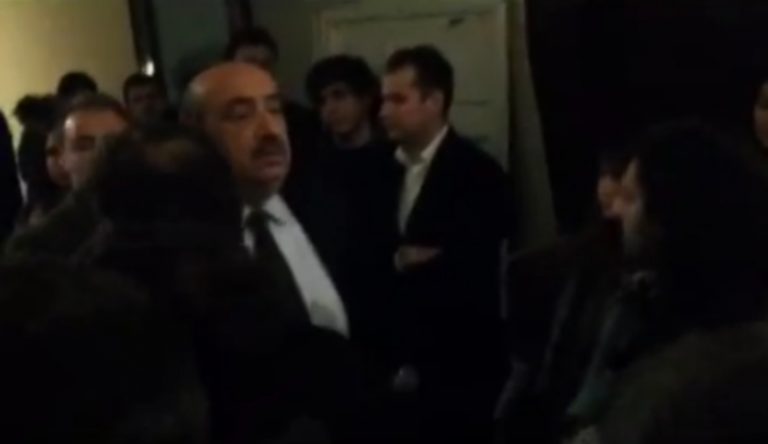 Φοιτητές τα έψαλαν στον βουλευτή Ν.Δ. Θ. Νταβλούρο – ΒΙΝΤΕΟ | Newsit.gr Φοιτητές τα έψαλαν στον βουλευτή Ν.Δ. Θ. Νταβλούρο – ΒΙΝΤΕΟ | Newsit.gr