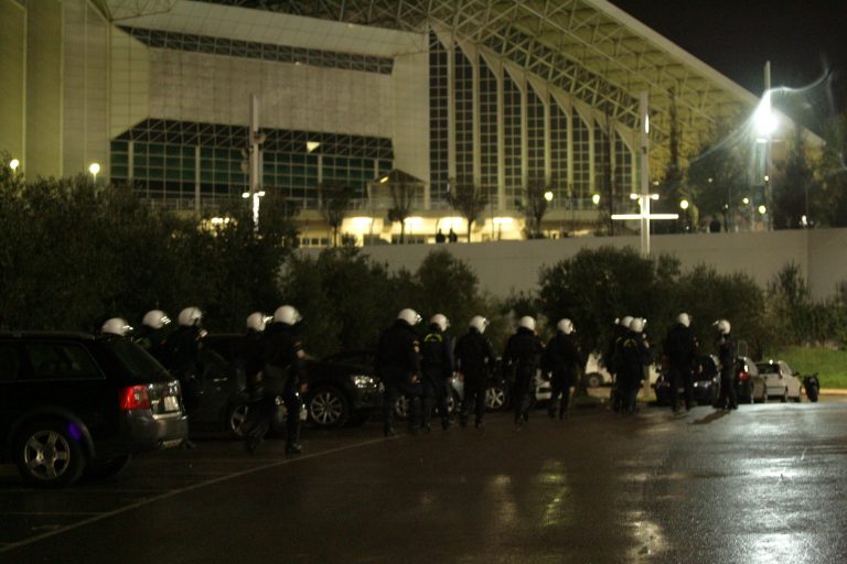 Πετροπόλεμος και χημικά στο ΟΑΚΑ! | Newsit.gr Πετροπόλεμος και χημικά στο ΟΑΚΑ! | Newsit.gr