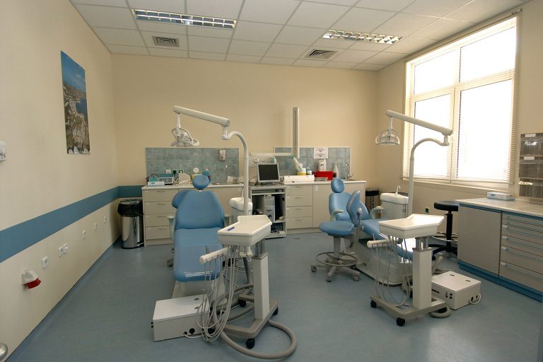 Μπήκε στο οδοντιατρείο με αυτόματο όπλο! | Newsit.gr Μπήκε στο οδοντιατρείο με αυτόματο όπλο! | Newsit.gr