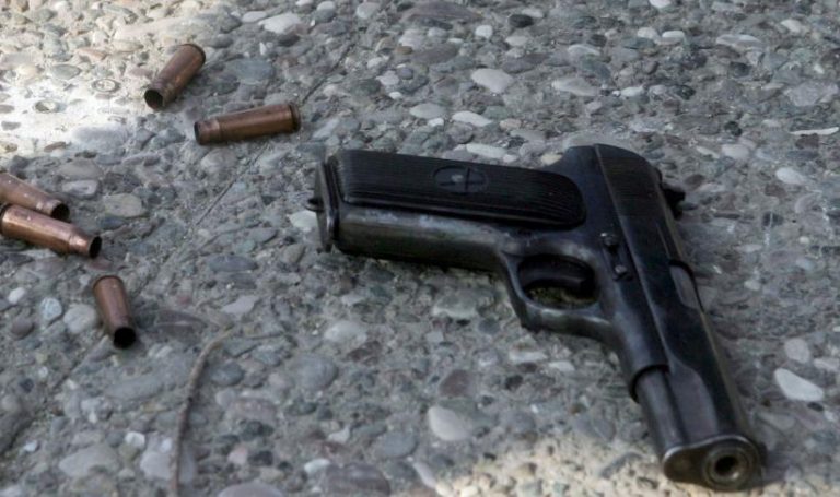 Άρπαξε το όπλο από γυναίκα αστυνομικό και τράβηξε τη σκανδάλη | Newsit.gr Άρπαξε το όπλο από γυναίκα αστυνομικό και τράβηξε τη σκανδάλη | Newsit.gr