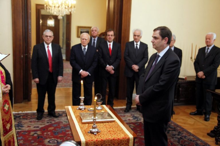 Ορκίστηκε ο Φ.Σαχινίδης – Όλο το παρασκήνιο για το νέο ΥΠΟΙΚ | Newsit.gr Ορκίστηκε ο Φ.Σαχινίδης – Όλο το παρασκήνιο για το νέο ΥΠΟΙΚ | Newsit.gr