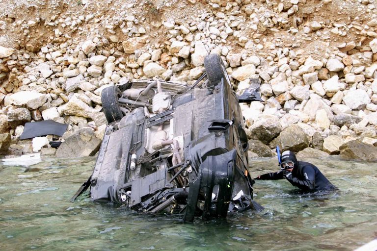 Έπεσε με ιλιγγιώδη ταχύτητα στην θάλασσα – Την ανέσυραν νεκρή μέσα από το ΙΧ της | Newsit.gr Έπεσε με ιλιγγιώδη ταχύτητα στην θάλασσα – Την ανέσυραν νεκρή μέσα από το ΙΧ της | Newsit.gr