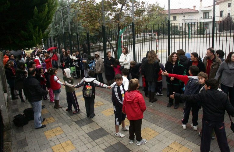 Μπαίνουν λουκέτα σε σχολεία | Newsit.gr Μπαίνουν λουκέτα σε σχολεία | Newsit.gr