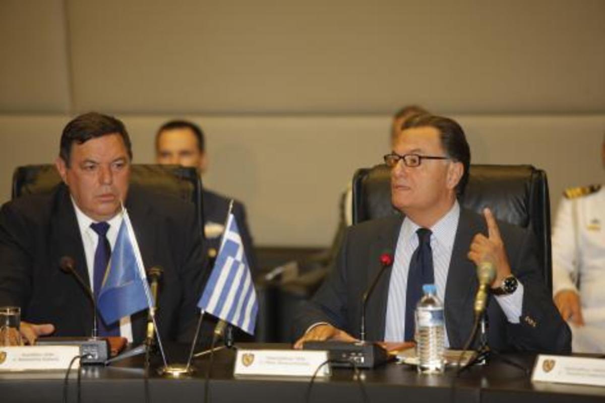 Τι είχε ο φάκελος που έδωσε ο Φράγκος στον Παναγιωτόπουλο; | Newsit.gr Τι είχε ο φάκελος που έδωσε ο Φράγκος στον Παναγιωτόπουλο; | Newsit.gr