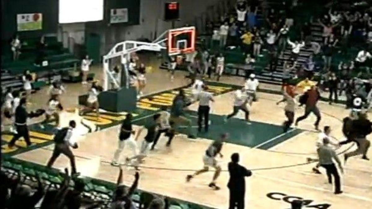 Απίστευτο! – 2 buzzer beater σε 1 δευτερόλεπτο (VIDEO) | Newsit.gr Απίστευτο! – 2 buzzer beater σε 1 δευτερόλεπτο (VIDEO) | Newsit.gr