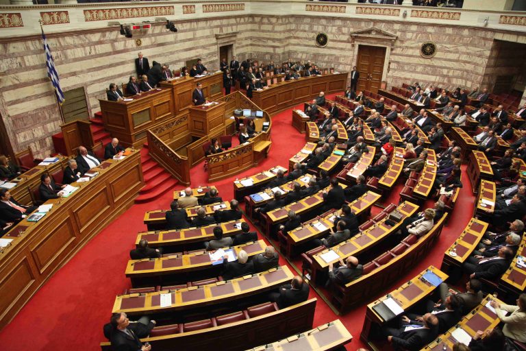 Κόβονται οι μισθοί και τα επιδόματα στην Βουλή | Newsit.gr Κόβονται οι μισθοί και τα επιδόματα στην Βουλή | Newsit.gr