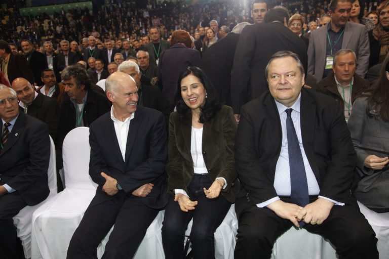 Με ένταση έληξε το Συνέδριο του ΠΑΣΟΚ – Αποθεώθηκε ο Παπανδρέου | Newsit.gr Με ένταση έληξε το Συνέδριο του ΠΑΣΟΚ – Αποθεώθηκε ο Παπανδρέου | Newsit.gr