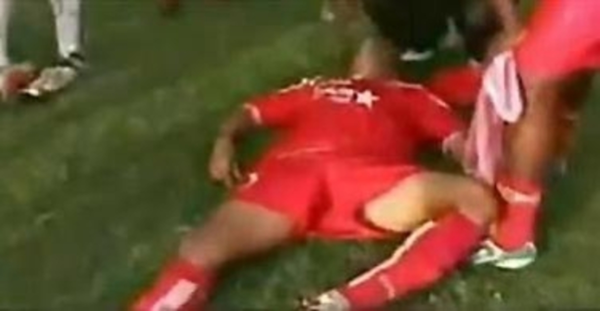 Λιποθύμησε μισή ομάδα στο γήπεδο-Δείτε το video | Newsit.gr Λιποθύμησε μισή ομάδα στο γήπεδο-Δείτε το video | Newsit.gr