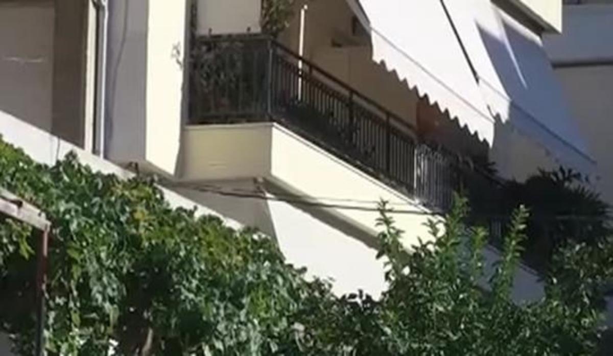 Τσακώθηκε με τη μητέρα του και απειλoύσε να πέσει απ’ το μπαλκόνι | Newsit.gr Τσακώθηκε με τη μητέρα του και απειλoύσε να πέσει απ’ το μπαλκόνι | Newsit.gr