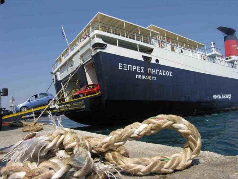 Σκόπελος: Πλοίο με 33 επιβάτες χτύπησε πάνω στο λιμάνι! | Newsit.gr Σκόπελος: Πλοίο με 33 επιβάτες χτύπησε πάνω στο λιμάνι! | Newsit.gr