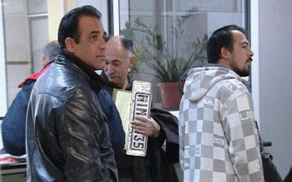 Ευρυτανία: Γέμισε με πινακίδες η εφορία και η Διεύθυνση Συγκοινωνιών | Newsit.gr Ευρυτανία: Γέμισε με πινακίδες η εφορία και η Διεύθυνση Συγκοινωνιών | Newsit.gr