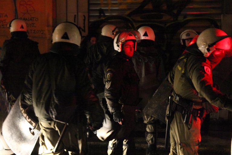 Γυαλιά καρφιά η πλατεία Βάθη | Newsit.gr Γυαλιά καρφιά η πλατεία Βάθη | Newsit.gr