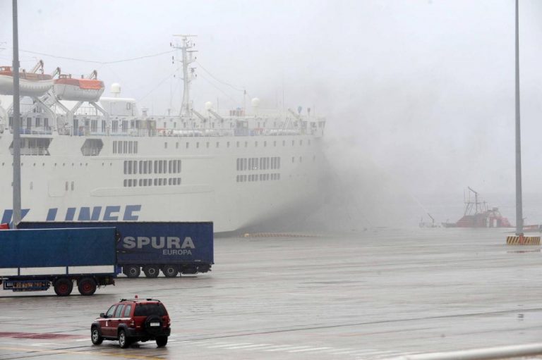 Πάτρα: Παραμένουν εγκλωβισμένα φορτηγά στο πλοίο που μπήκε φλεγόμενο στο λιμάνι ΦΩΤΟ & ΒΙΝΤΕΟ | Newsit.gr Πάτρα: Παραμένουν εγκλωβισμένα φορτηγά στο πλοίο που μπήκε φλεγόμενο στο λιμάνι ΦΩΤΟ & ΒΙΝΤΕΟ | Newsit.gr