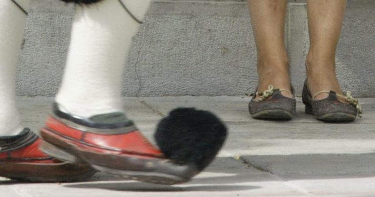 Εσύ πόσο Έλληνας είσαι; Βγάλε το παπούτσι σου να δούμε! | Newsit.gr Εσύ πόσο Έλληνας είσαι; Βγάλε το παπούτσι σου να δούμε! | Newsit.gr
