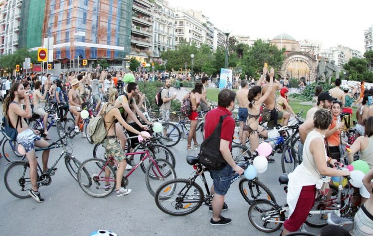 Πάρτε το ποδήλατο σας και… βγάλτε και τα ρούχα σας! | Newsit.gr Πάρτε το ποδήλατο σας και… βγάλτε και τα ρούχα σας! | Newsit.gr