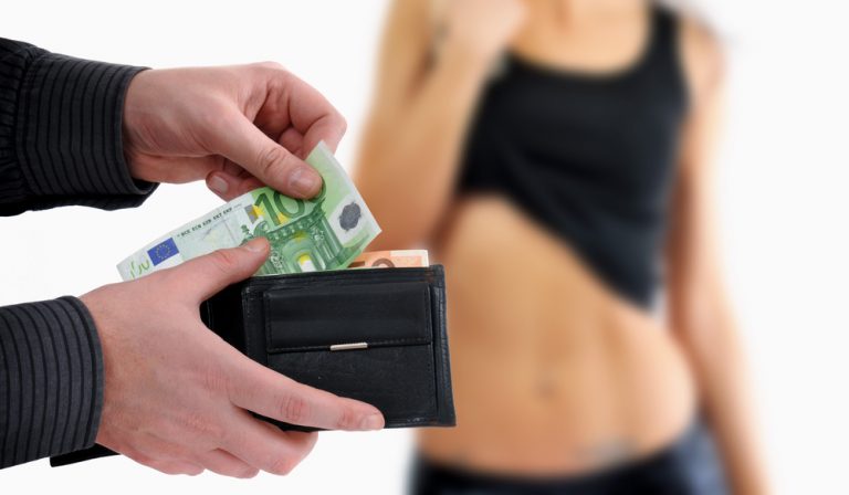 Μητέρα εξαναγκαζόταν από τον Κύπριο σύζυγο της να εκδίδεται | Newsit.gr Μητέρα εξαναγκαζόταν από τον Κύπριο σύζυγο της να εκδίδεται | Newsit.gr