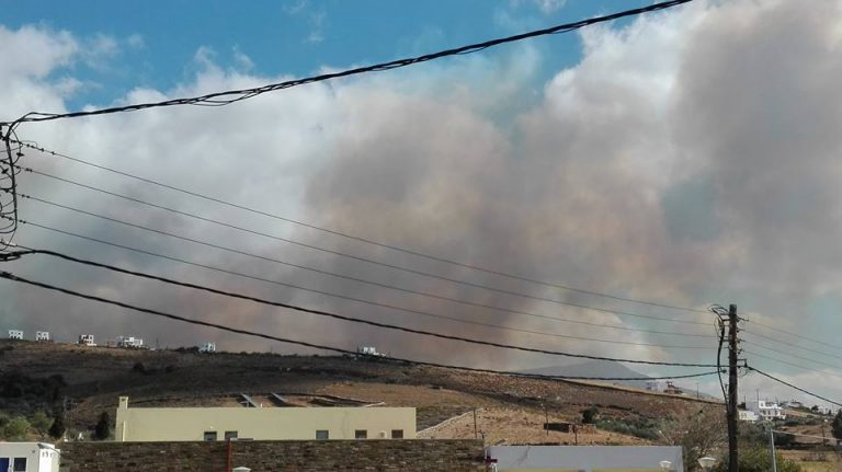 Φωτιά στην Άνδρο: Ενισχύσεις από την Αθήνα – Μάχη για να σωθούν σπίτια – Δύσκολη νύχτα στο νησί | Newsit.gr Φωτιά στην Άνδρο: Ενισχύσεις από την Αθήνα – Μάχη για να σωθούν σπίτια – Δύσκολη νύχτα στο νησί | Newsit.gr