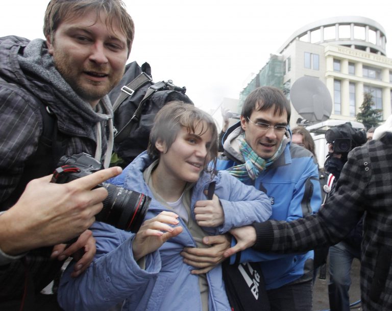 Βγήκε από τη φυλακή ένα από τα μέλη των Pussy Riot | Newsit.gr Βγήκε από τη φυλακή ένα από τα μέλη των Pussy Riot | Newsit.gr