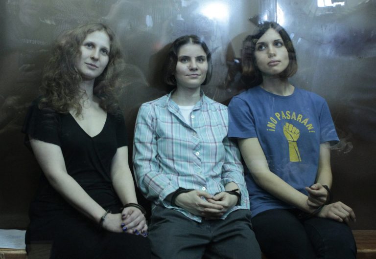 Οι Pussy Riot ξαναχτυπούν – Κυκλοφόρησαν καινούργιο τραγούδι κατά του Πούτιν – ΒΙΝΤΕΟ | Newsit.gr Οι Pussy Riot ξαναχτυπούν – Κυκλοφόρησαν καινούργιο τραγούδι κατά του Πούτιν – ΒΙΝΤΕΟ | Newsit.gr