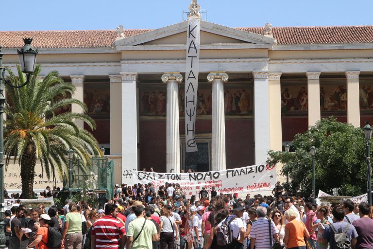 13:40: Κουκουλοφόροι κυνήγησαν αστυνομικούς και έσπασαν περιπολικό! | Newsit.gr 13:40: Κουκουλοφόροι κυνήγησαν αστυνομικούς και έσπασαν περιπολικό! | Newsit.gr