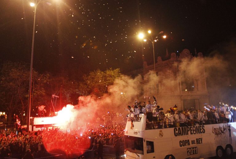 Έπεσε το κύπελλο από το πούλμαν της Ρεάλ! – Δείτε βίντεο | Newsit.gr Έπεσε το κύπελλο από το πούλμαν της Ρεάλ! – Δείτε βίντεο | Newsit.gr
