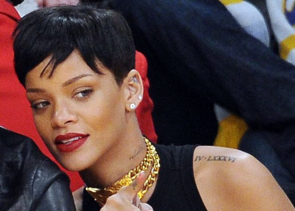 Η Rihanna άλλαξε ξανά τα μαλλιά της! Πώς έγινε αυτή την φορά; Δες εδώ! | Newsit.gr Η Rihanna άλλαξε ξανά τα μαλλιά της! Πώς έγινε αυτή την φορά; Δες εδώ! | Newsit.gr